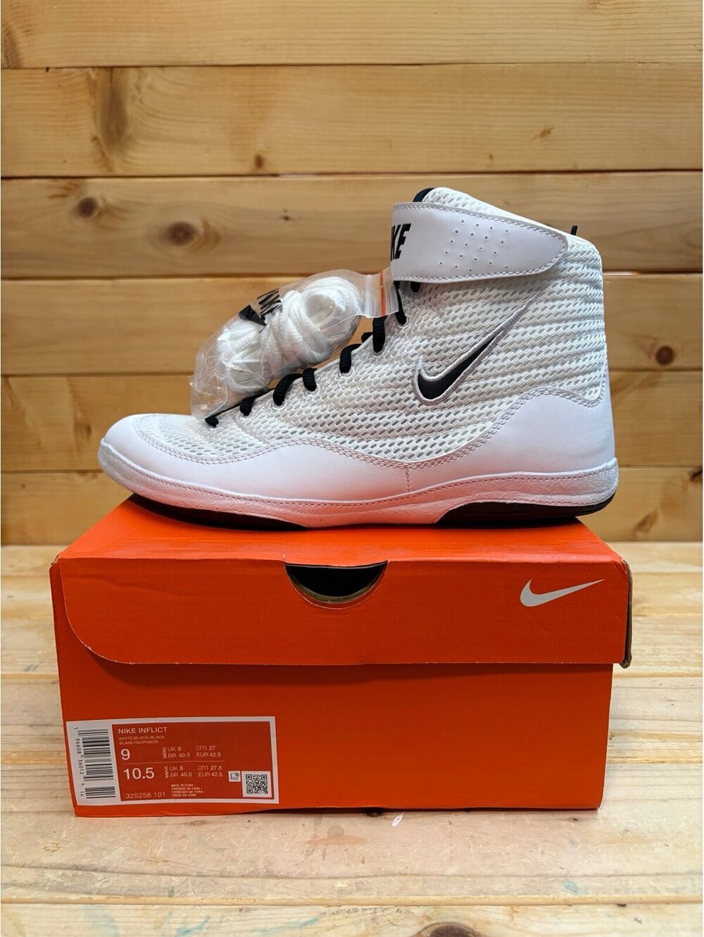 Brand new Discontinued Nike Inflict 3 wrestling shoes - 325256-101 Mens 9 W 10.5